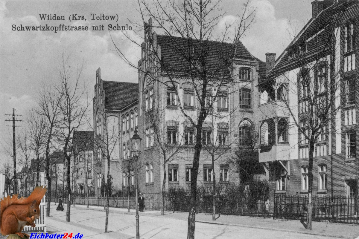 Wildau Kreis Teltow Schwartzkopffstrasse mit Schule